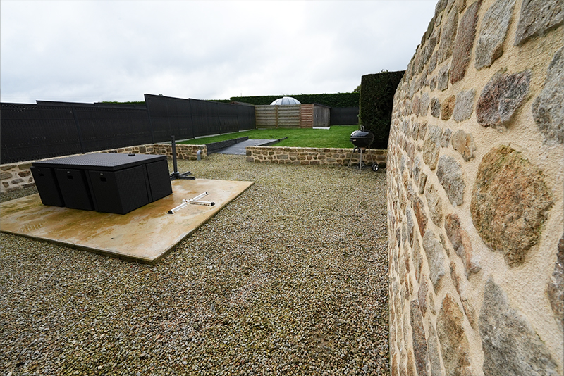 gites armor 03 JARDIN 01 Grand gîte dans les Côtes d'armor, la salle à manger et le salon