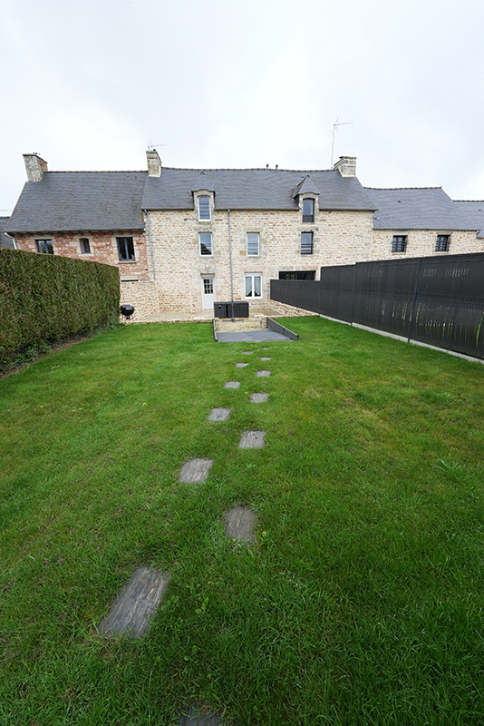 gites armor 03 JARDIN 02 Grand gîte dans les Côtes d'armor, la salle à manger et le salon