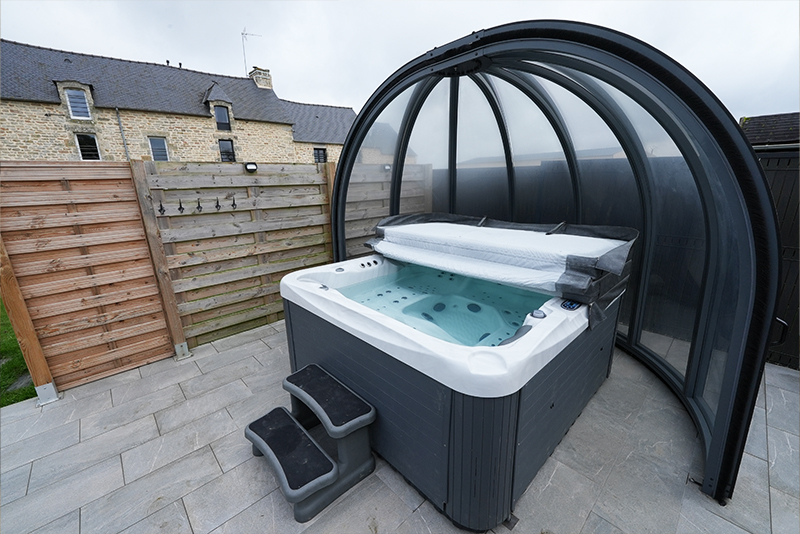 gites armor 03 Jacuzzi 01 Grand gîte dans les Côtes d'armor, la salle à manger et le salon