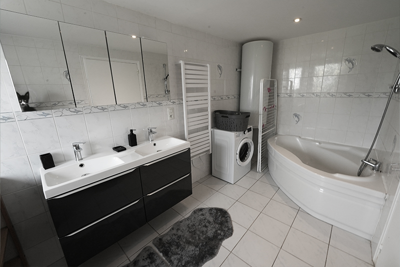 gites armor 03 Sdb 02 Grand gîte dans les Côtes d'armor, la salle à manger et le salon